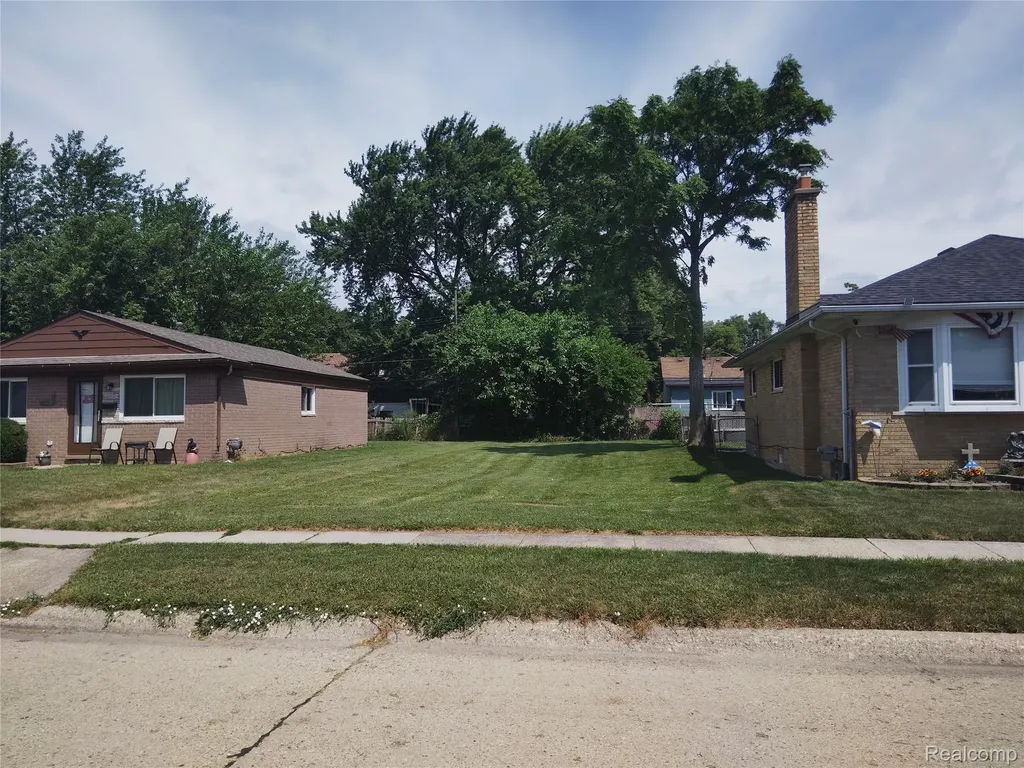 8275 Cadillac Avenue Warren City MI 48089