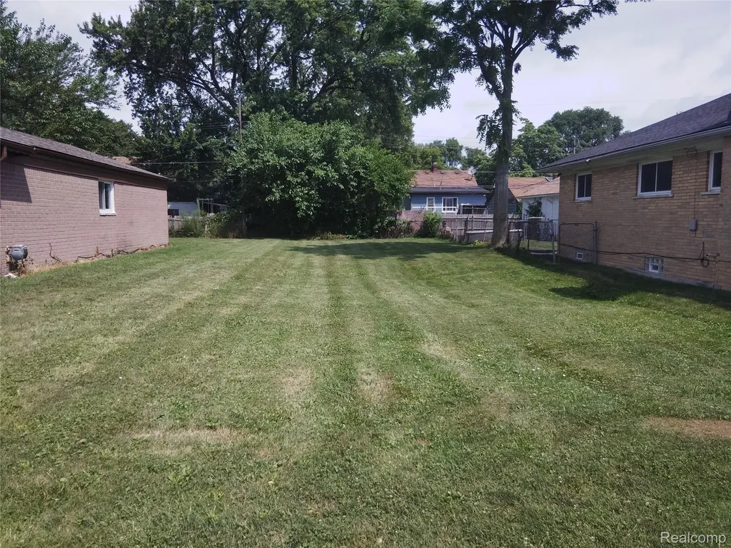 8275 Cadillac Avenue Warren City MI 48089