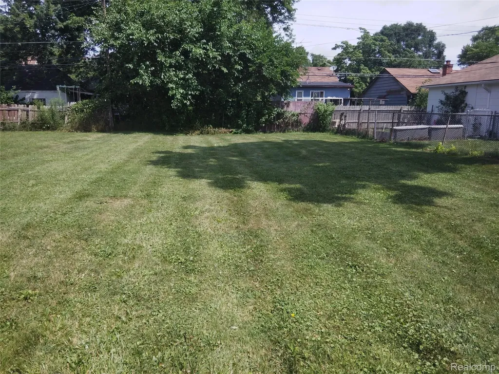 8275 Cadillac Avenue Warren City MI 48089