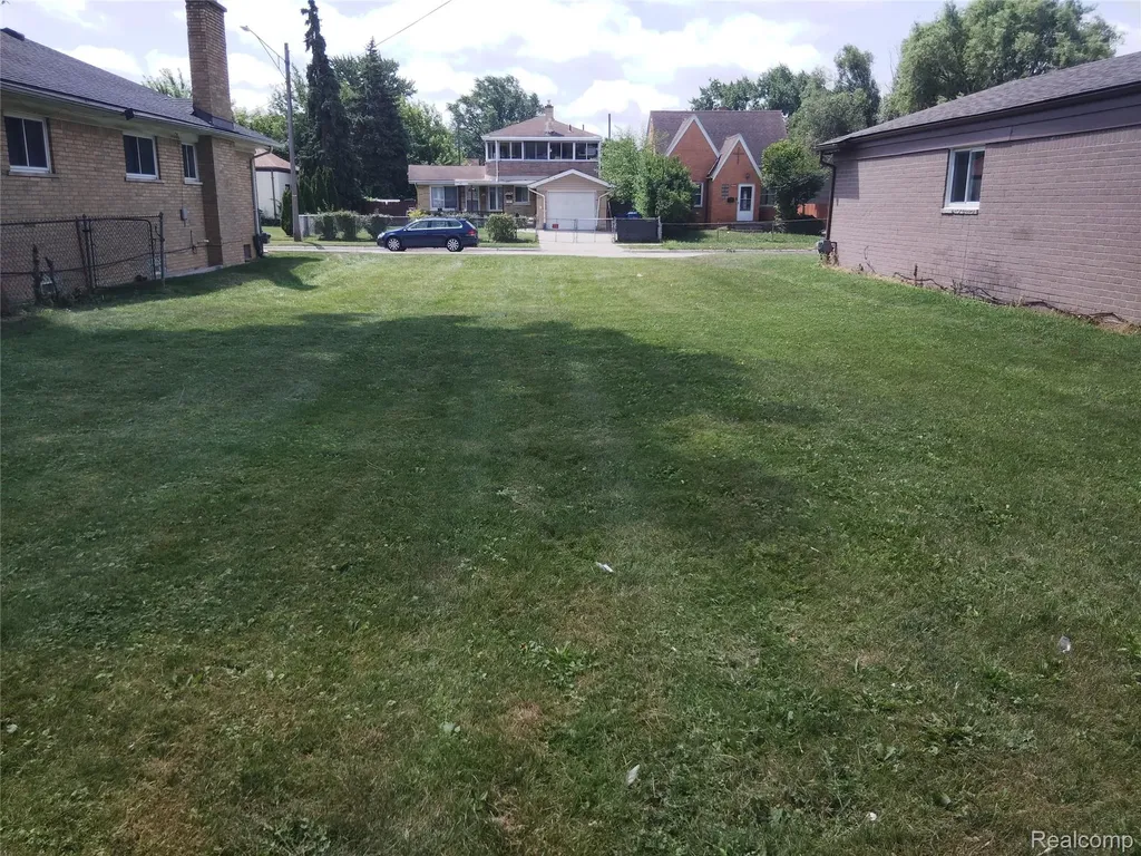 8275 Cadillac Avenue Warren City MI 48089