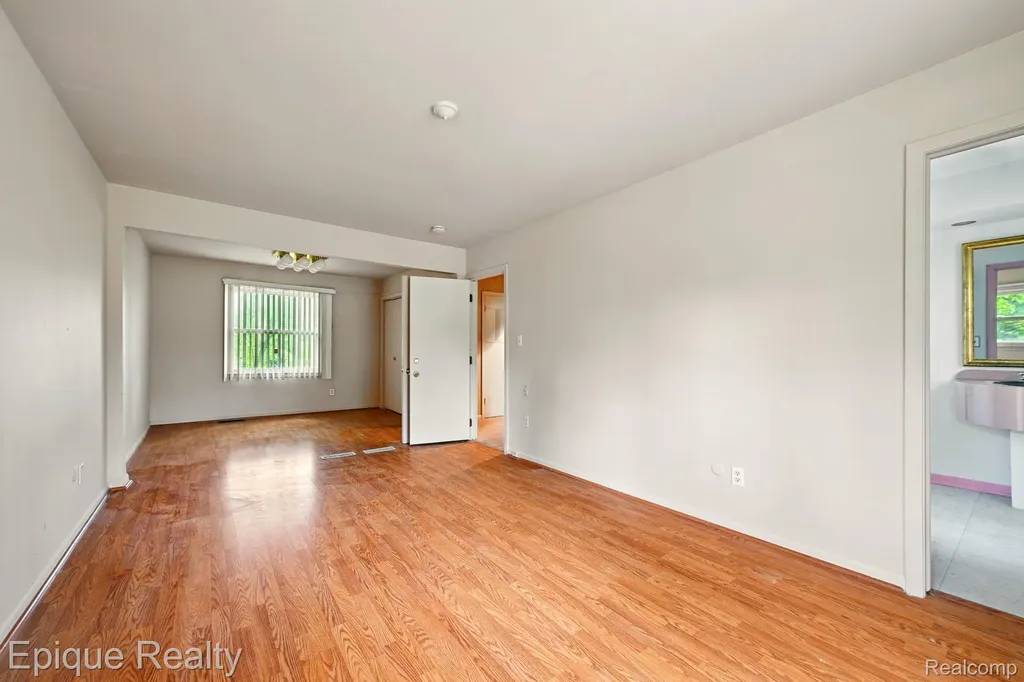 25226 Ingleside Drive Southfield City MI 48033