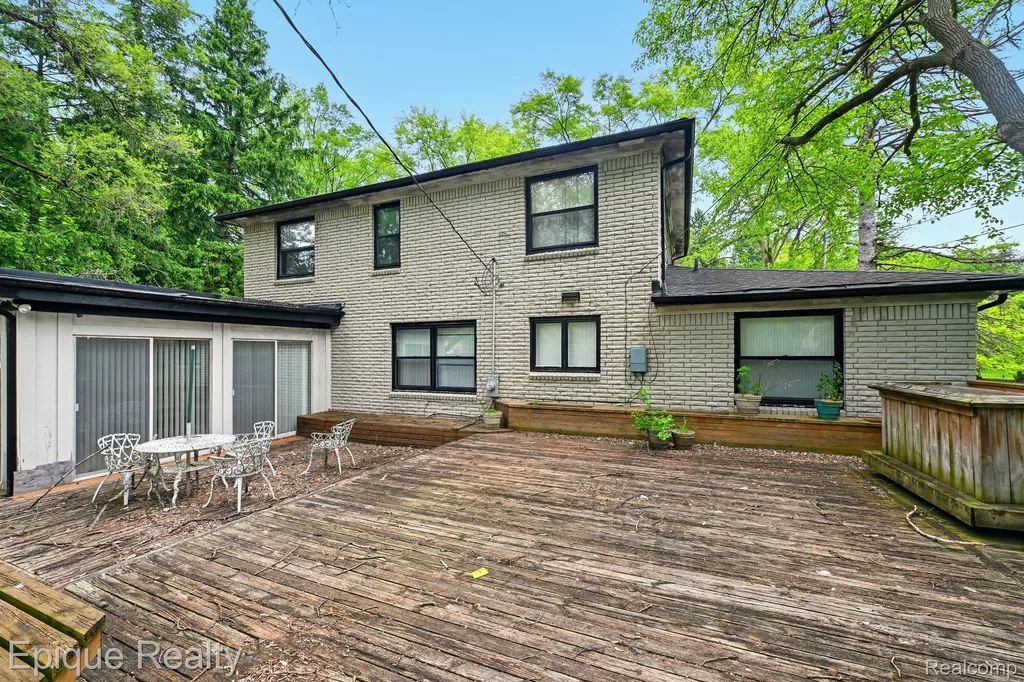 25226 Ingleside Drive Southfield City MI 48033