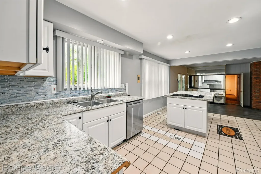25226 Ingleside Drive Southfield City MI 48033