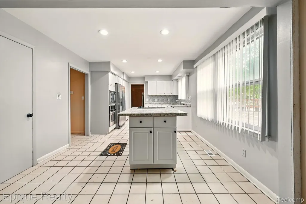 25226 Ingleside Drive Southfield City MI 48033