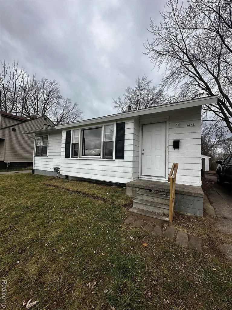 1652 Stanley Street Saginaw City MI 48602