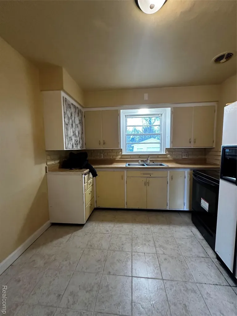 1652 Stanley Street Saginaw City MI 48602