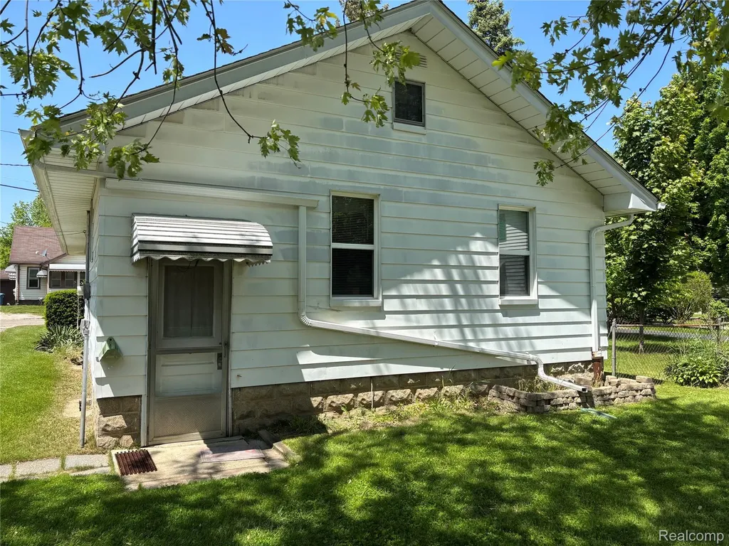 28 Lincoln Street Oxford Village MI 48371