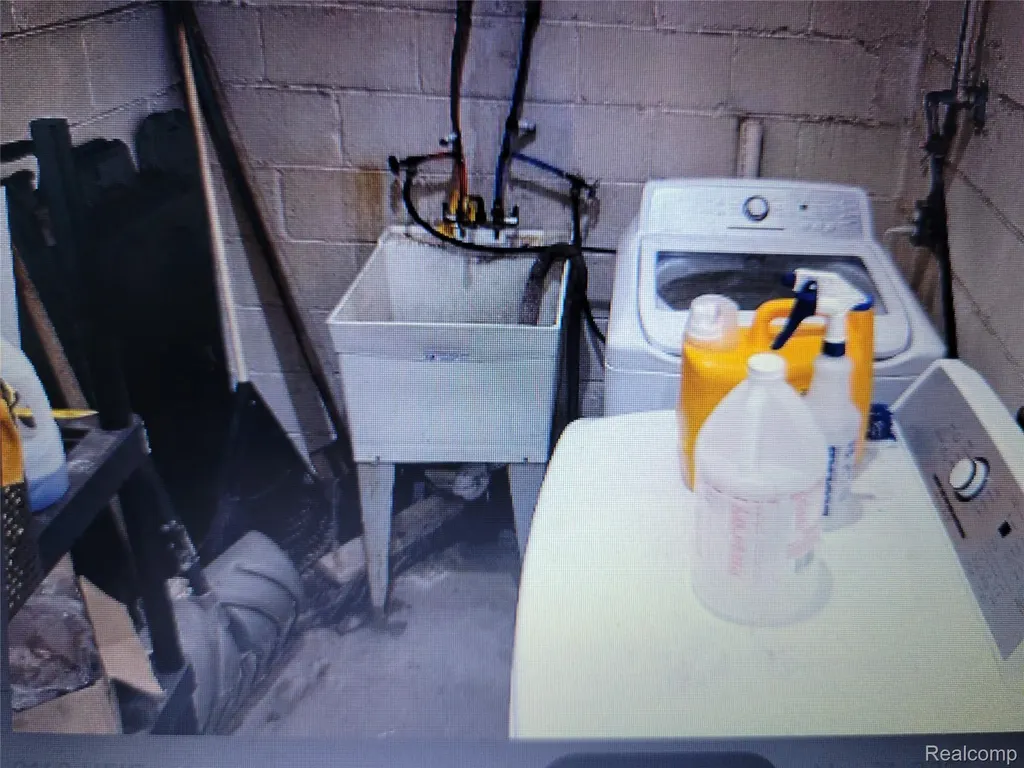 16041 W 7 Mile Road Detroit City MI 48235