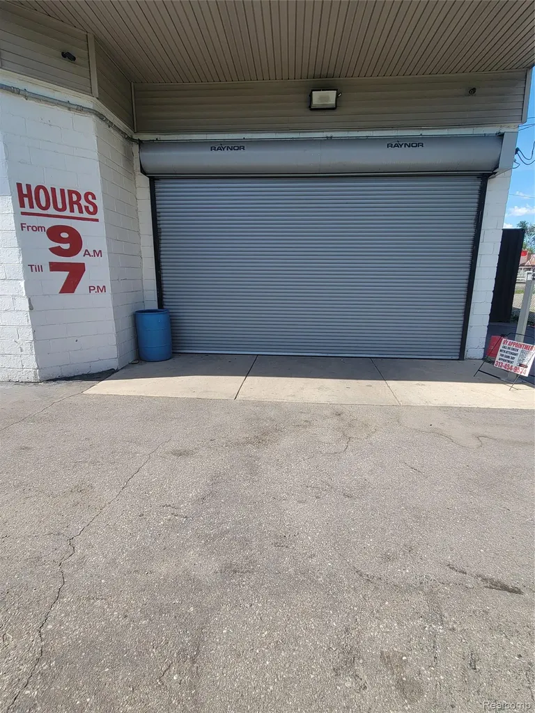 16041 W 7 Mile Road Detroit City MI 48235