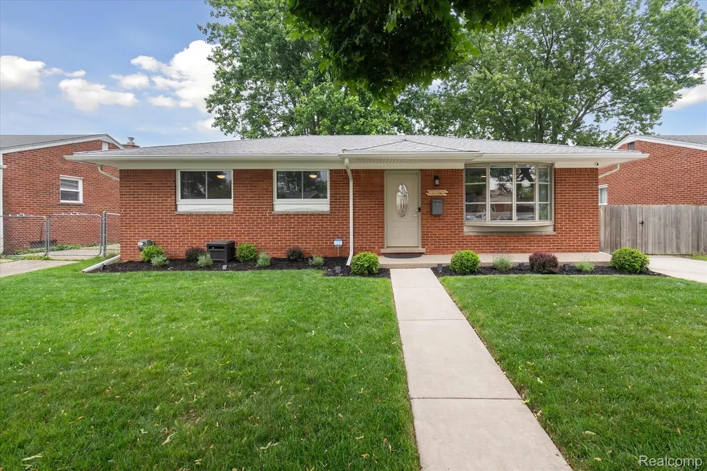 27260 Norma Drive Warren City MI 48093