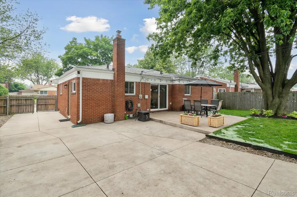 27260 Norma Drive Warren City MI 48093