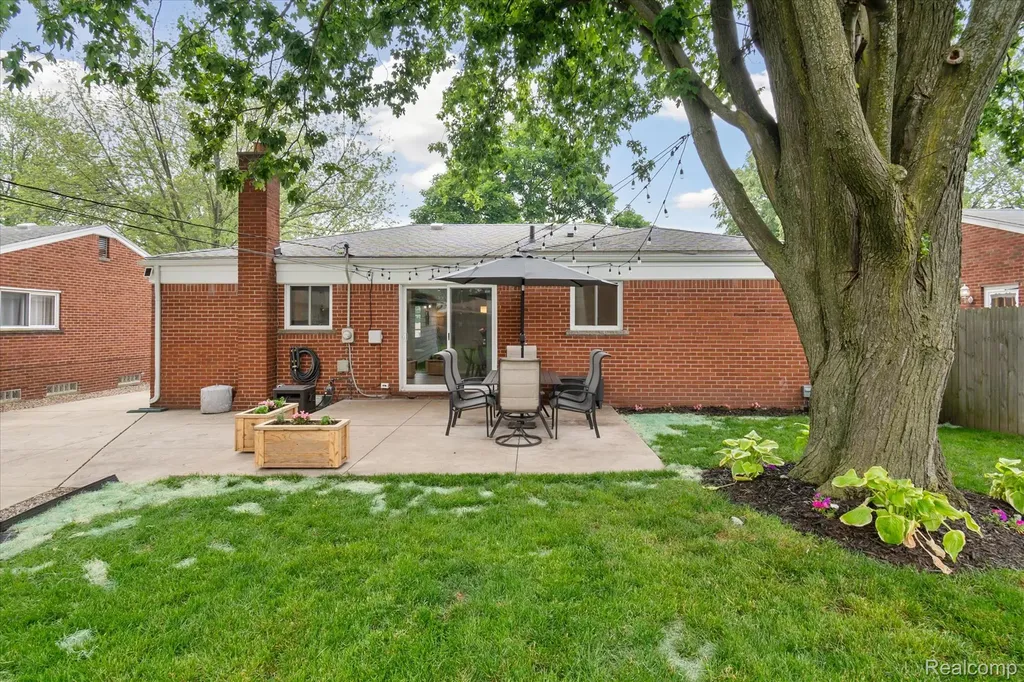 27260 Norma Drive Warren City MI 48093