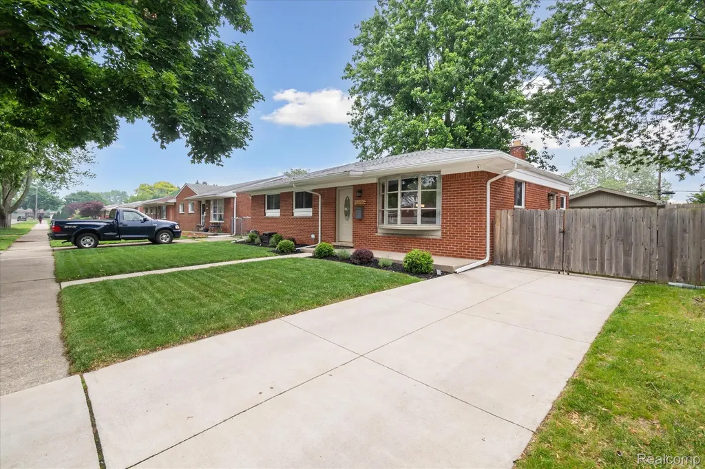 27260 Norma Drive Warren City MI 48093