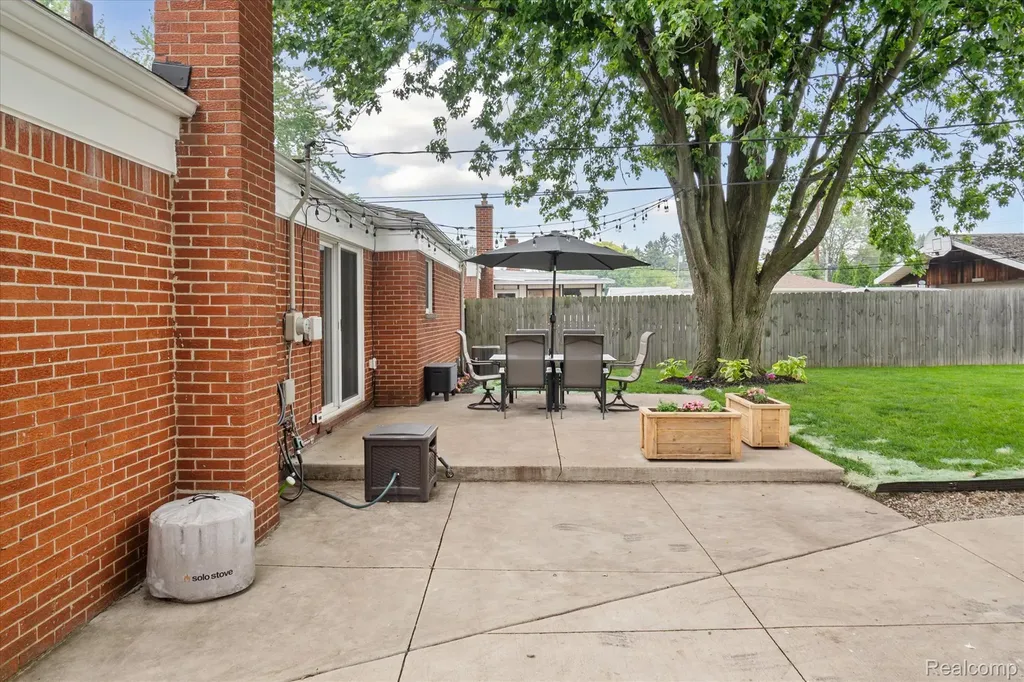27260 Norma Drive Warren City MI 48093