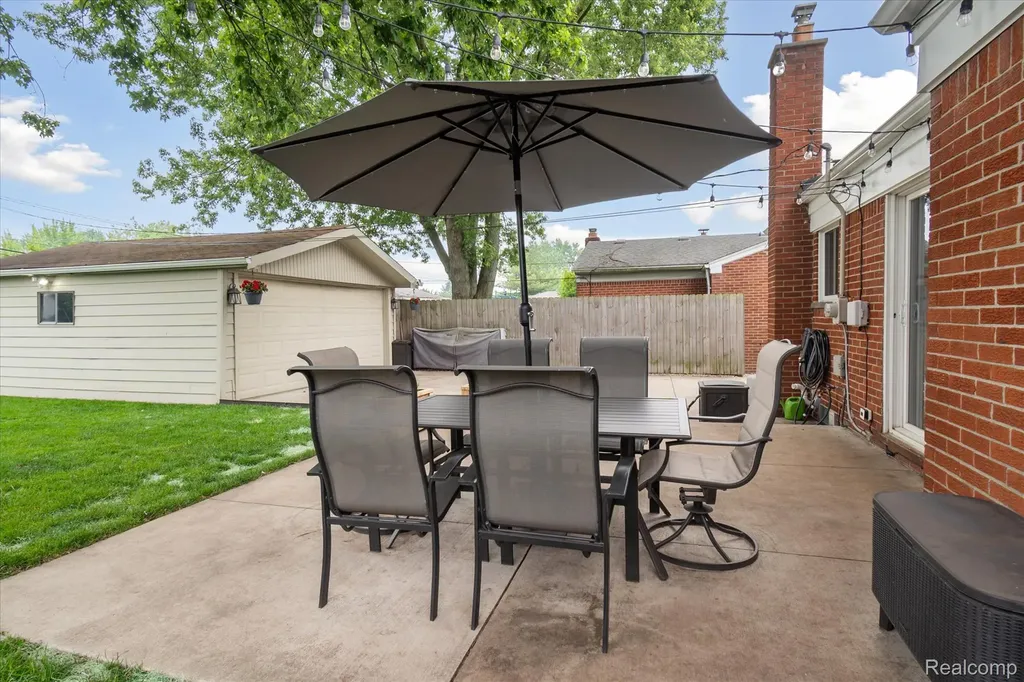 27260 Norma Drive Warren City MI 48093
