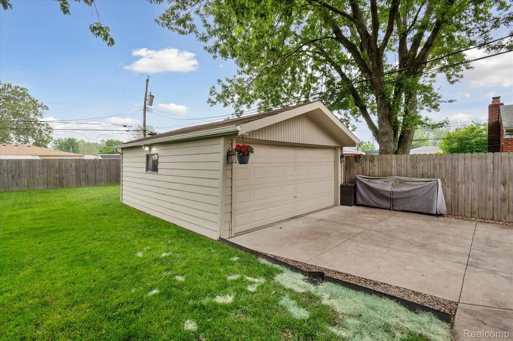 27260 Norma Drive Warren City MI 48093