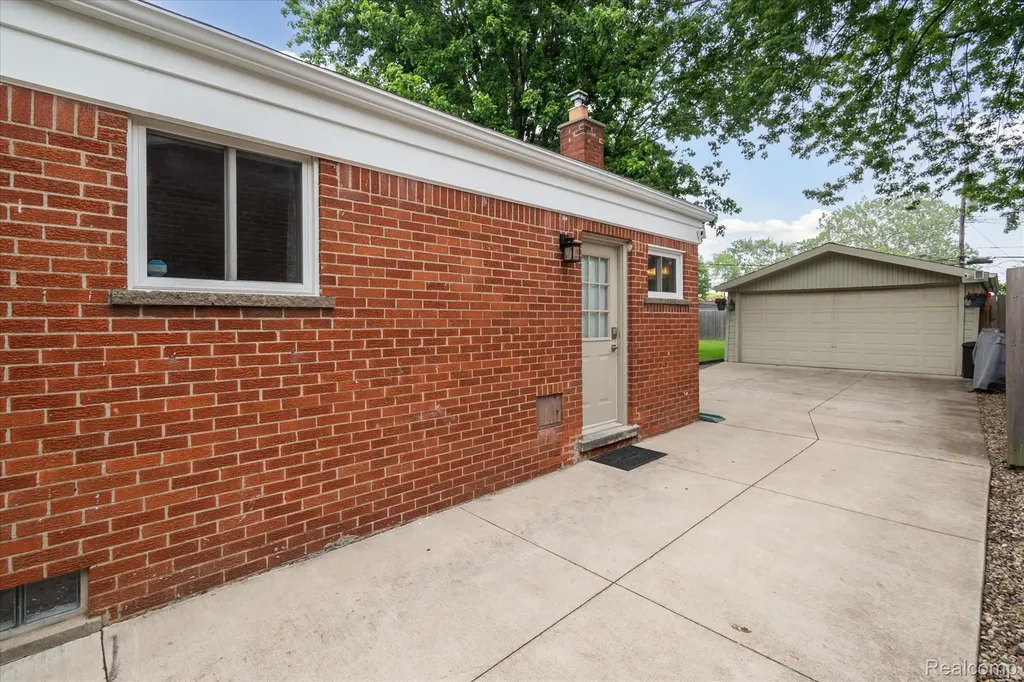 27260 Norma Drive Warren City MI 48093