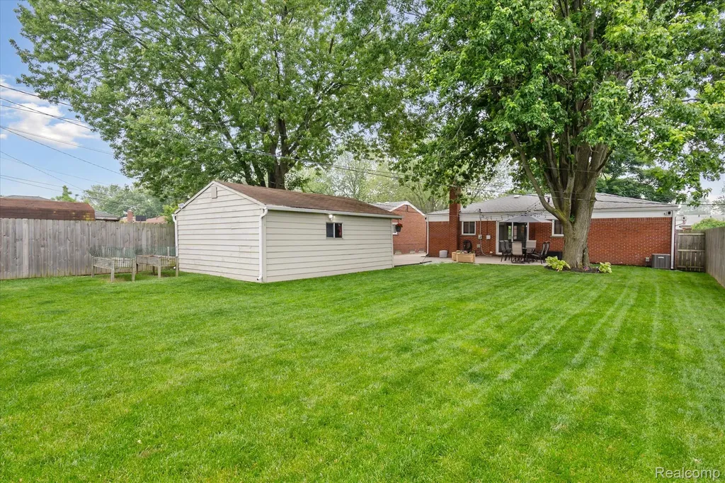 27260 Norma Drive Warren City MI 48093