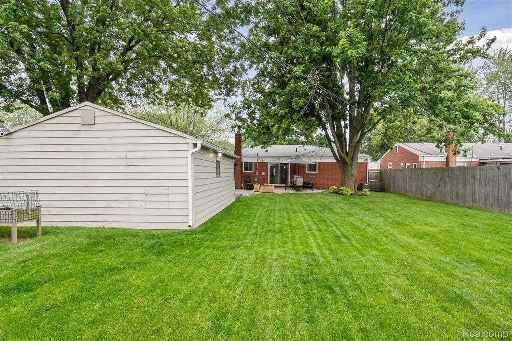 27260 Norma Drive Warren City MI 48093