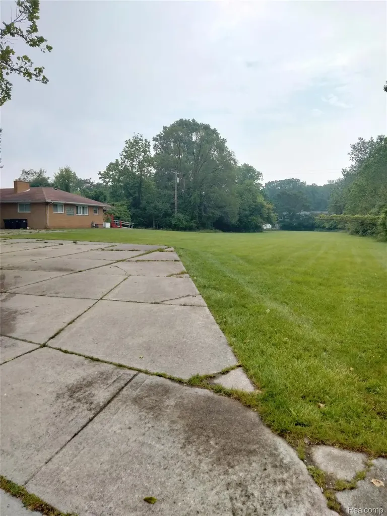 15475 Pardee Road Taylor City MI 48180