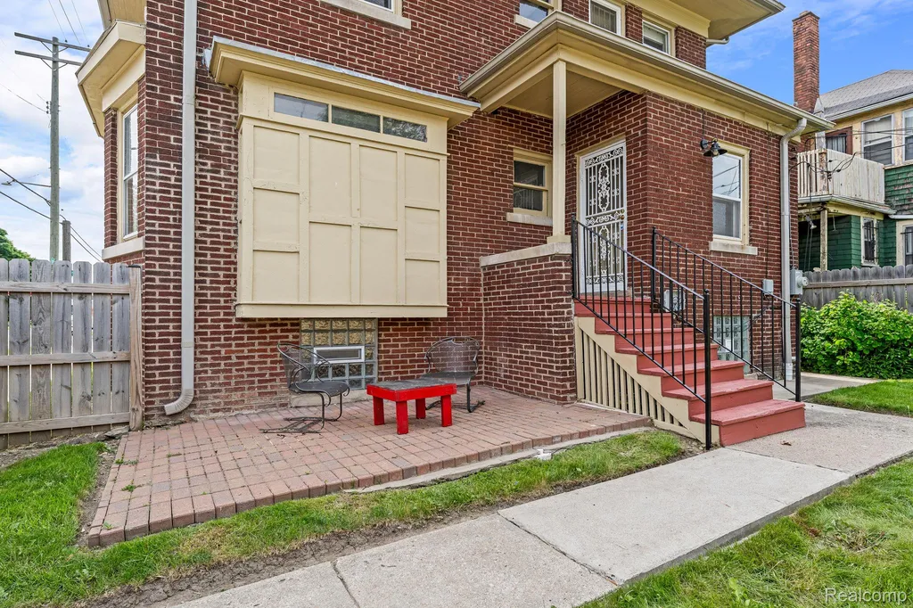 5302 Burns Street Detroit City MI 48213