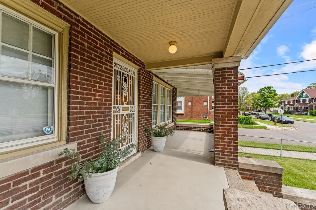5302 Burns Street Detroit City MI 48213