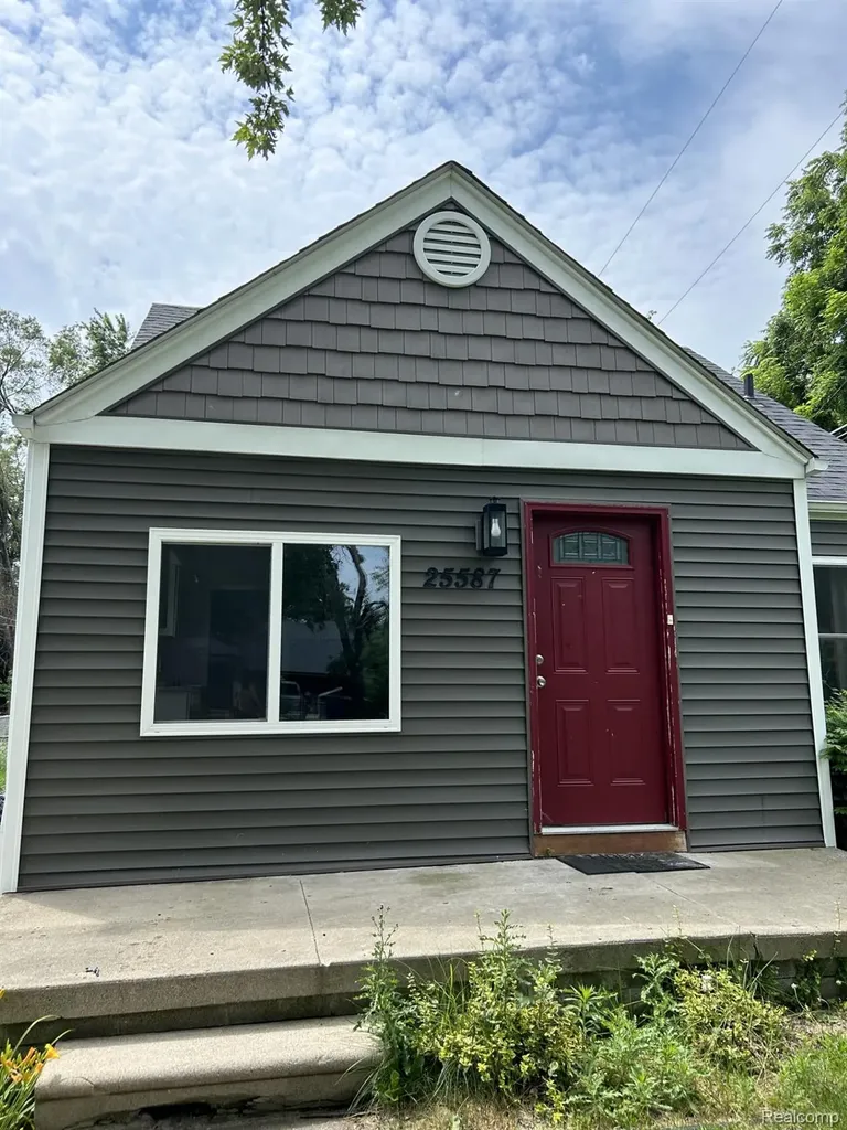 25587 Ivanhoe Redford Charter Township MI 48239