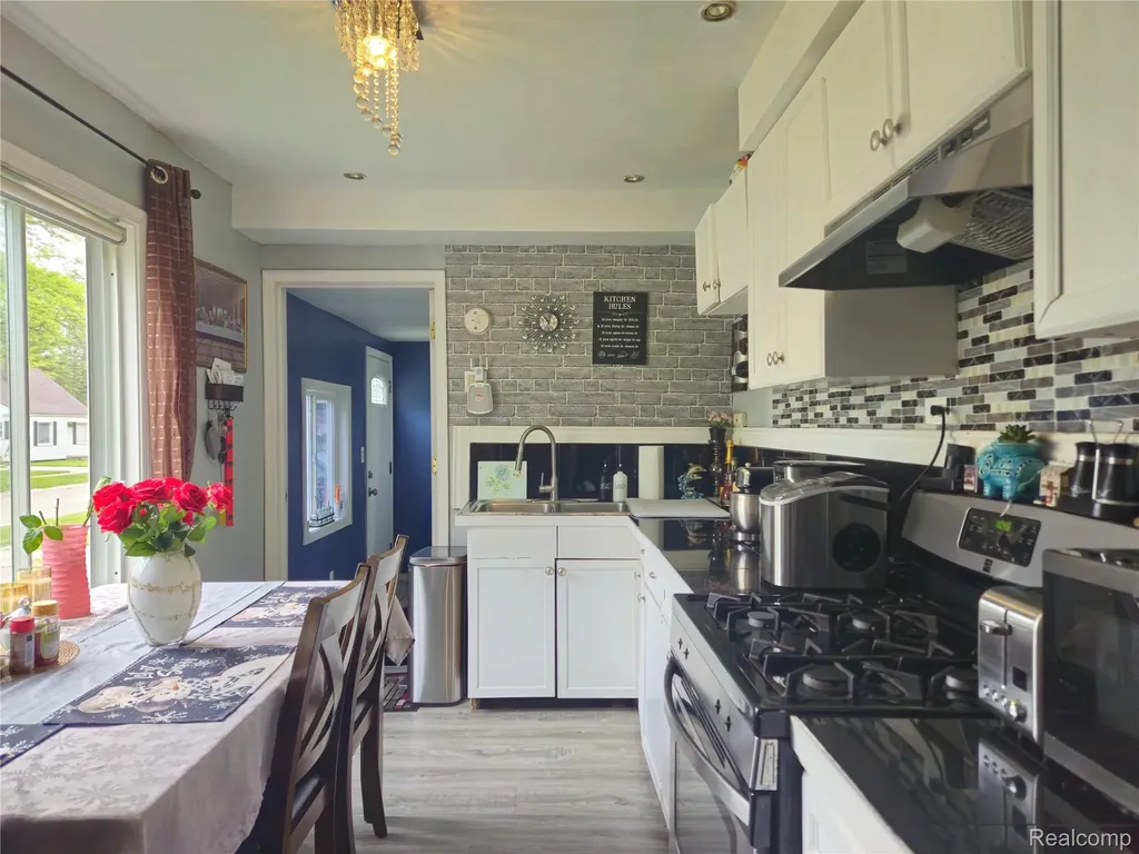 22189 Albion Avenue Farmington Hills City MI 48336