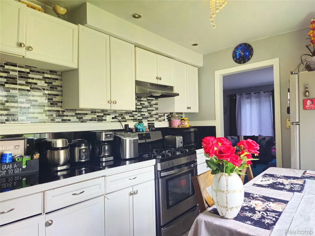 22189 Albion Avenue Farmington Hills City MI 48336