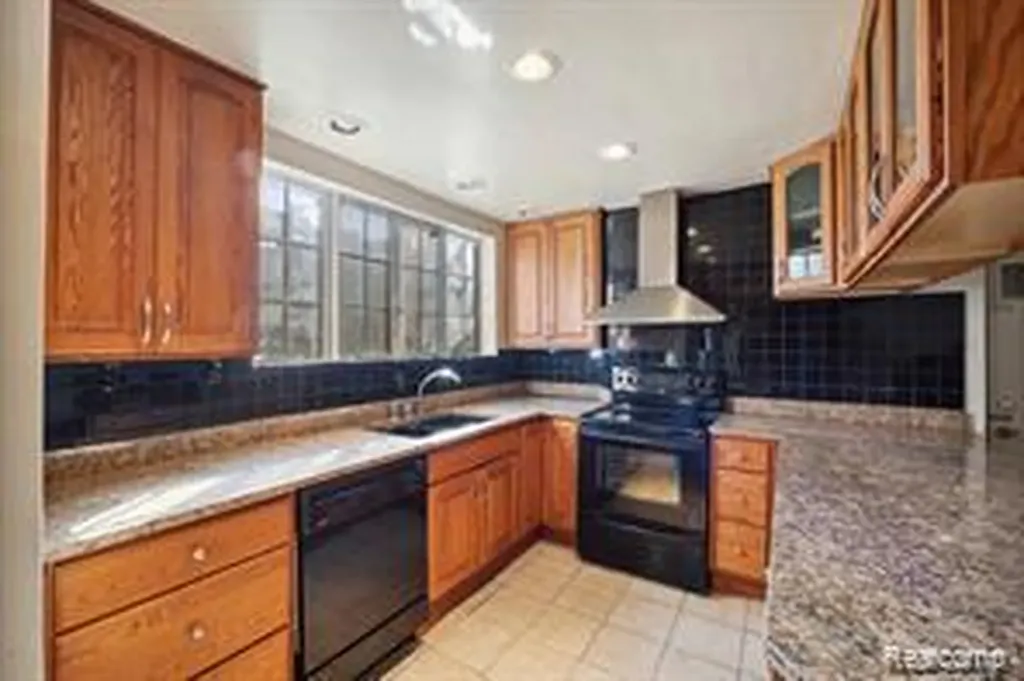 19565 Cumberland Way Detroit City MI 48203