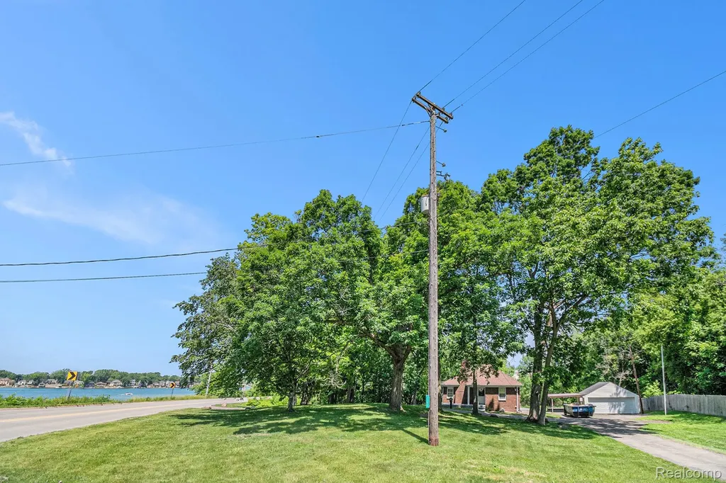 3382 W Silver Lake Road Fenton City MI 48430