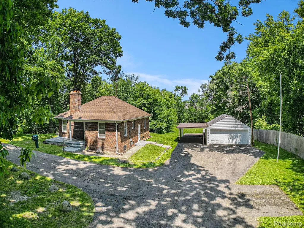 3382 W Silver Lake Road Fenton City MI 48430