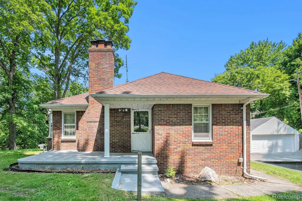 3382 W Silver Lake Road Fenton City MI 48430
