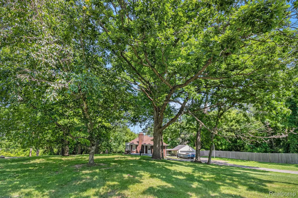 3382 W Silver Lake Road Fenton City MI 48430