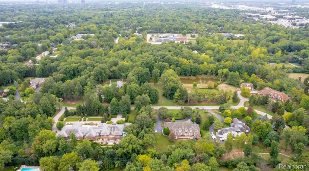 0001 Woodlynne Drive Bingham Farms Village MI 48025