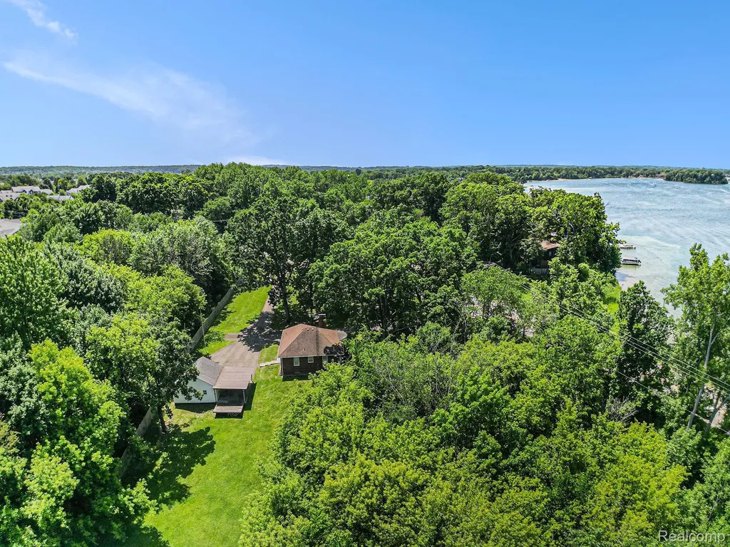 3382 W Silver Lake Road Fenton City MI 48430