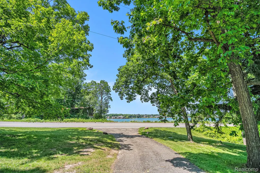 3382 W Silver Lake Road Fenton City MI 48430