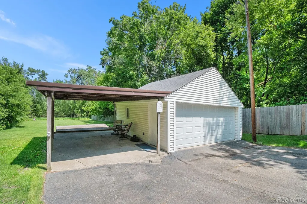 3382 W Silver Lake Road Fenton City MI 48430
