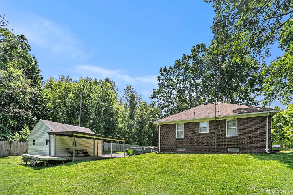 3382 W Silver Lake Road Fenton City MI 48430