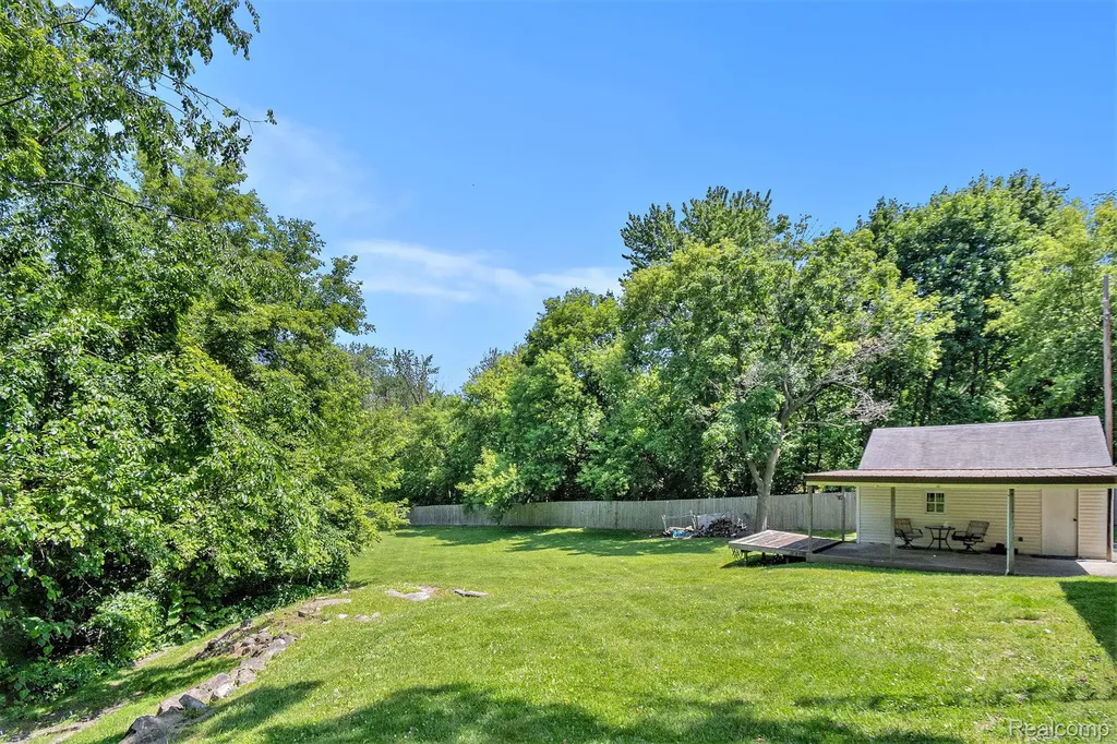 3382 W Silver Lake Road Fenton City MI 48430