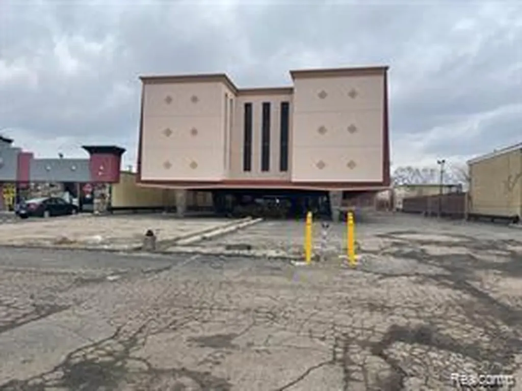 14500 W 8 Mile Road Oak Park City MI 48237