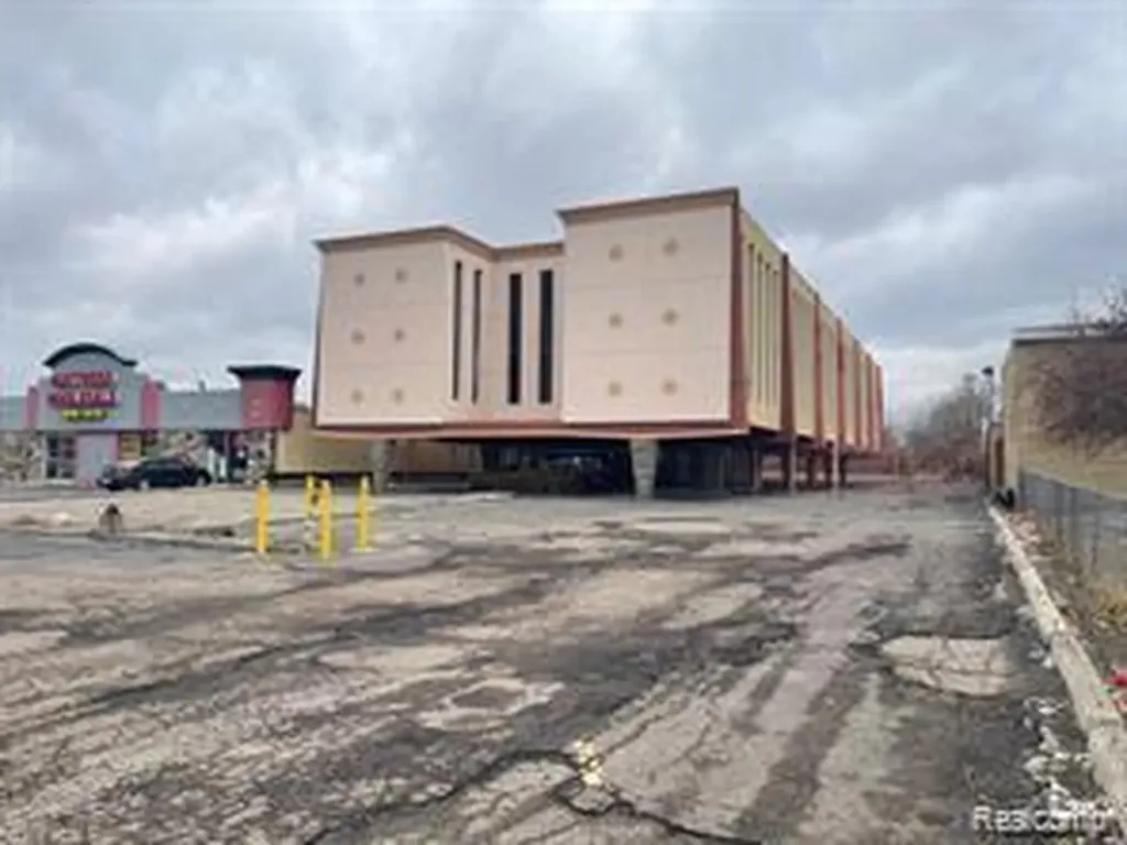 14500 W 8 Mile Road Oak Park City MI 48237