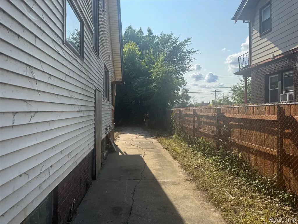 993 Algonquin Street Detroit City MI 48215