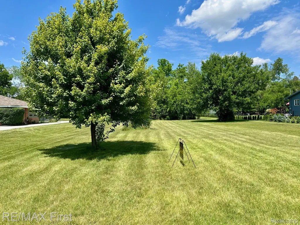 Vacant Willowood Rochester Hills City MI 48307