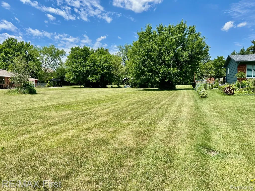 Vacant Willowood Rochester Hills City MI 48307