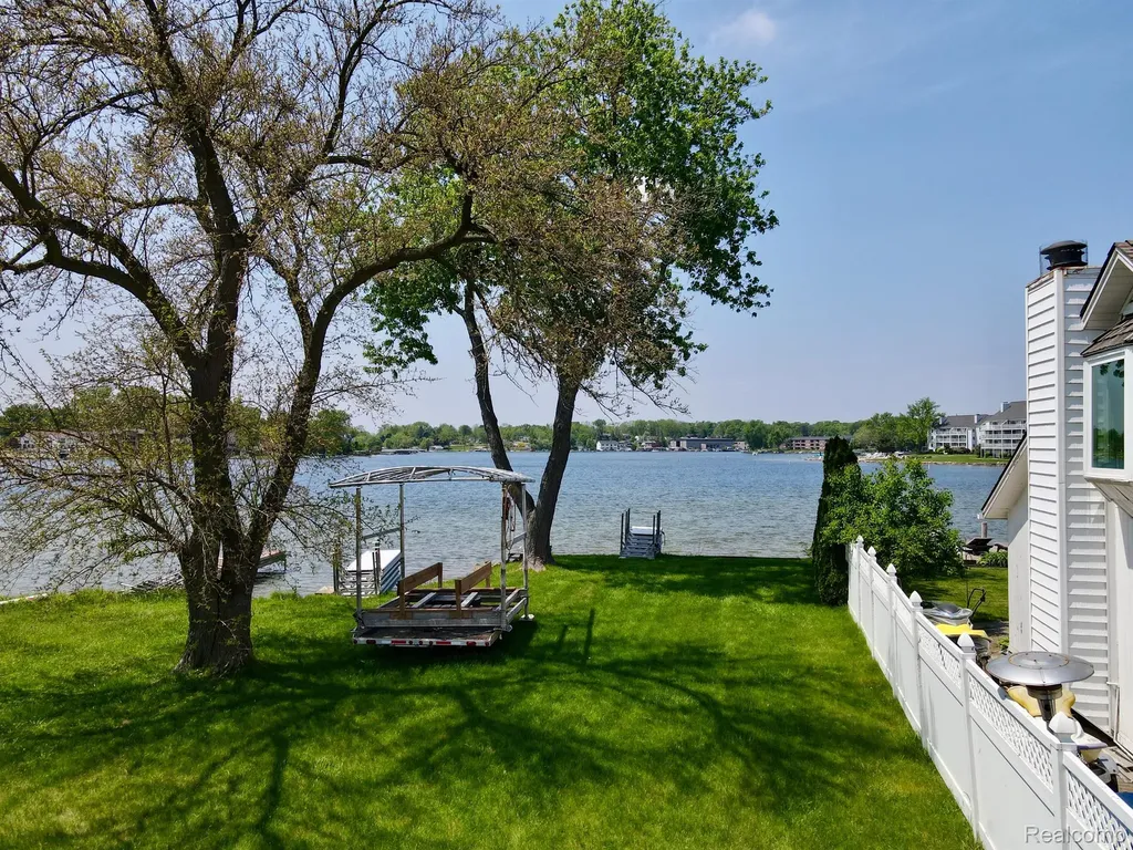 1384 Rossdale Waterford Charter Township MI 48328