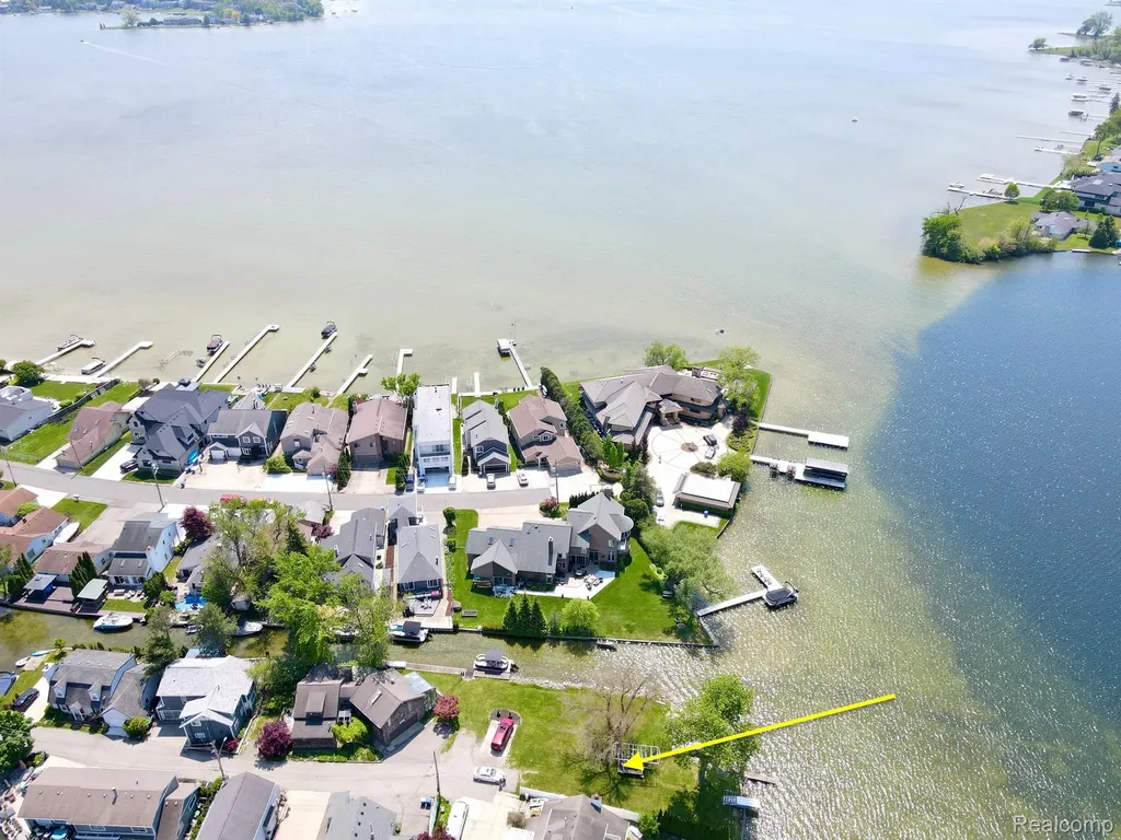 1384 Rossdale Waterford Charter Township MI 48328