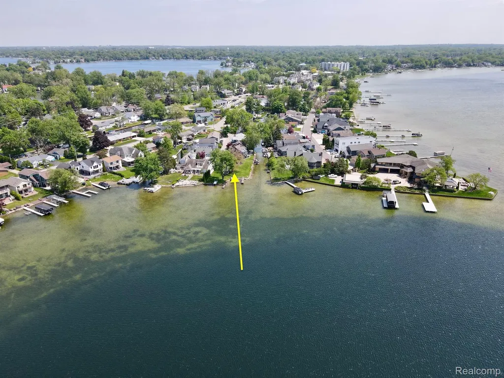 1384 Rossdale Waterford Charter Township MI 48328