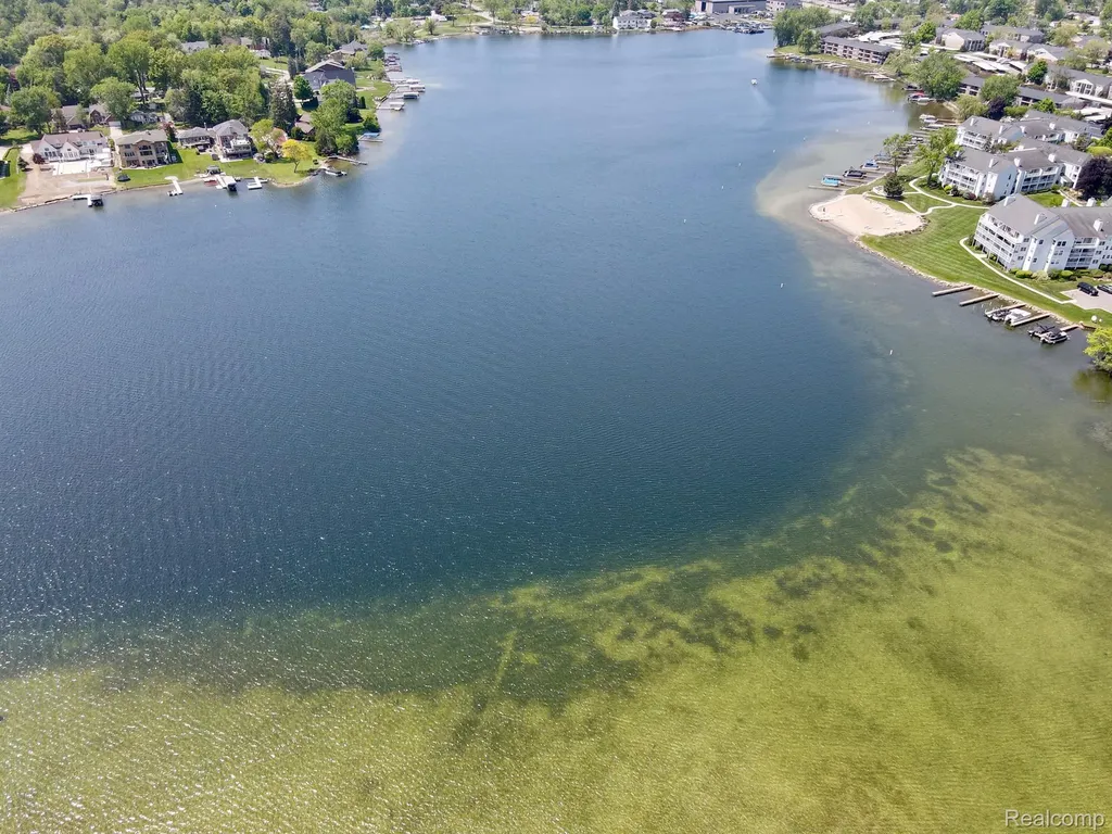 1384 Rossdale Waterford Charter Township MI 48328