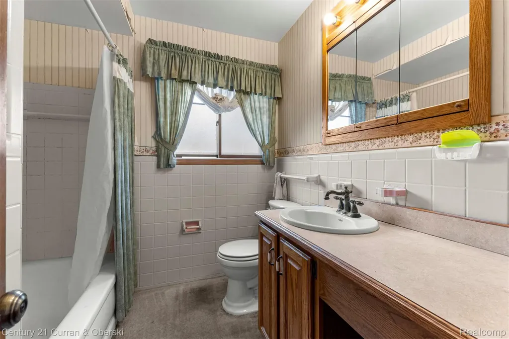 25542 W Warren Street Dearborn Heights City MI 48127